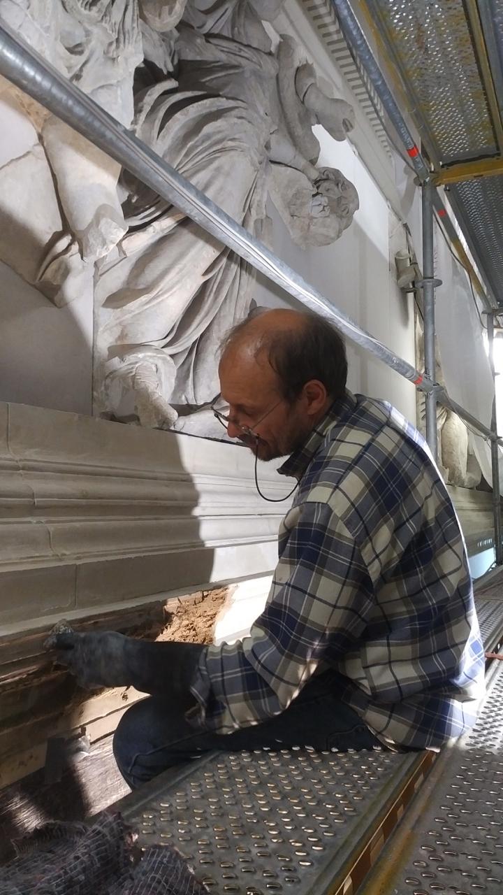 Ralph Schirrwagen bei der Abnahme von Übermalungen am Sockelbereich des Pergamonfrieses im Pergamonmuseum Berlin